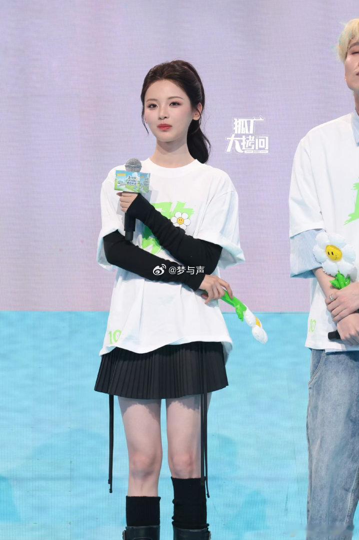 杨超越拍戏手臂大面积淤青 见证《10间敢死队》幕后付出。为贴合角色不顾伤痛，手臂