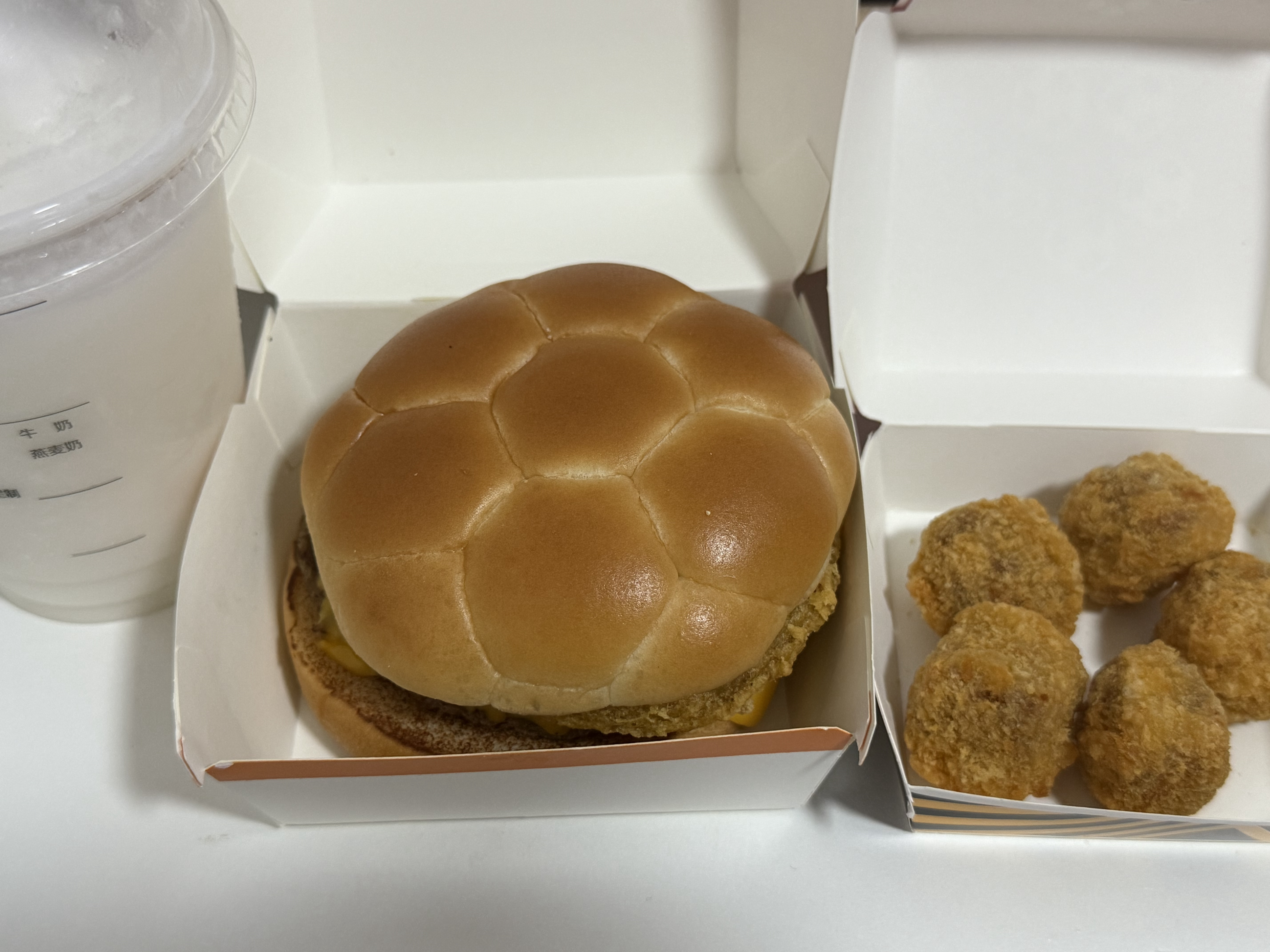 有一说一按我平时的食量这顿美美桑内应该划入减脂餐，这俩真的挺好吃的有人懂吗，喝的