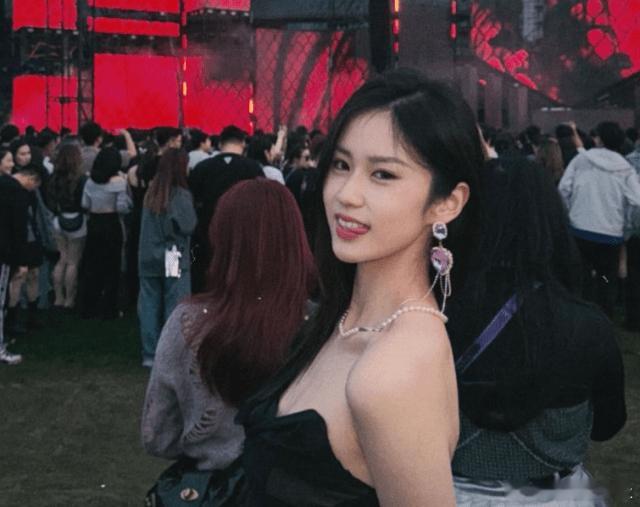 21歲的楊梓瑤（Amina），擁有178cm身高的模特兒身形，在荷蘭土生土長，中