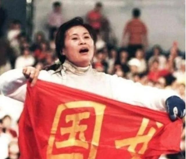 1984年栾菊杰拿到奥运冠军后，转身就宣布退役并改国籍移民加拿大，直到快五十岁的