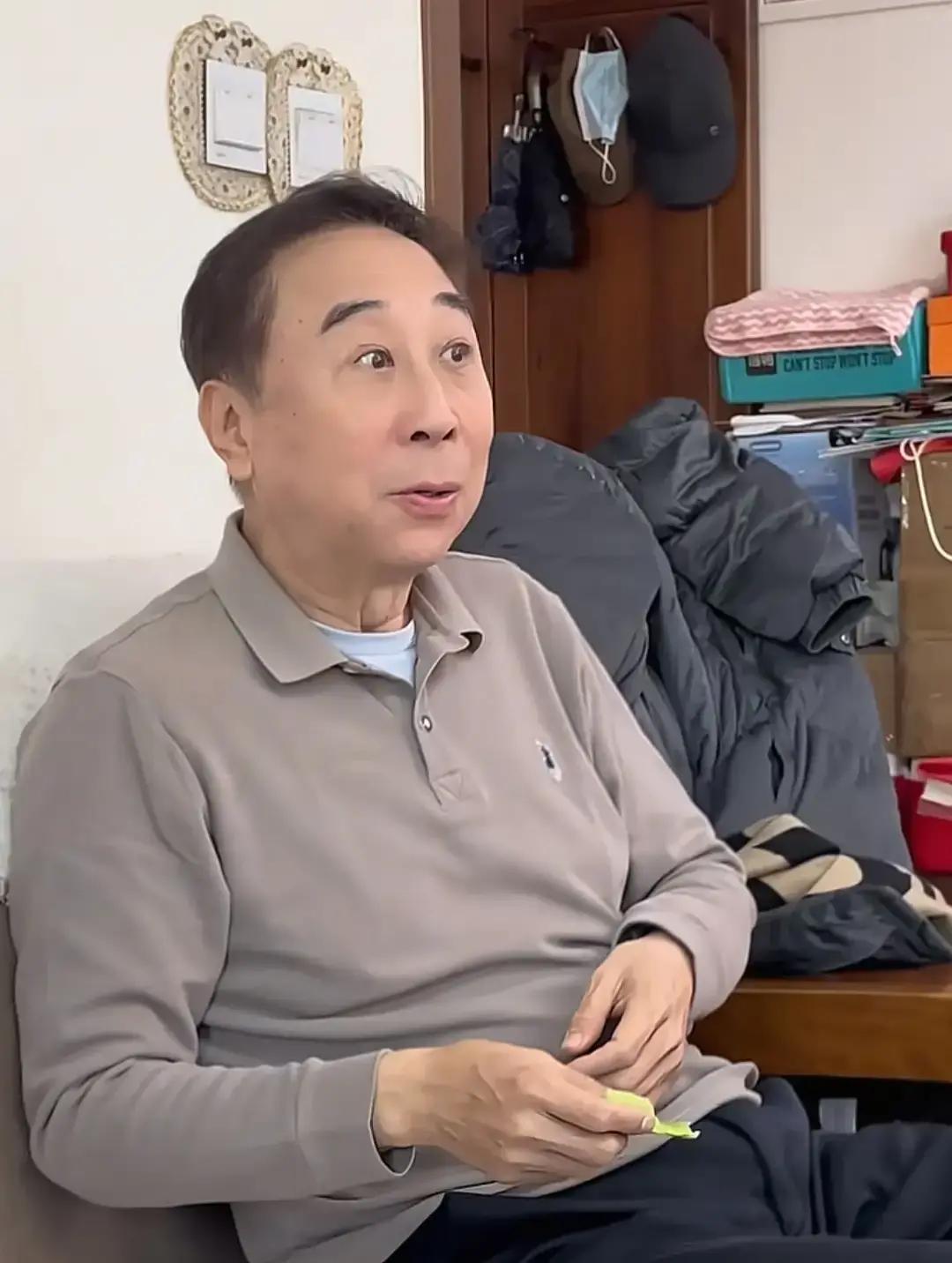 家里堆满旧物，冯巩却捐了500场演出
 
视频里，冯巩的客厅一眼望到底：掉漆的木