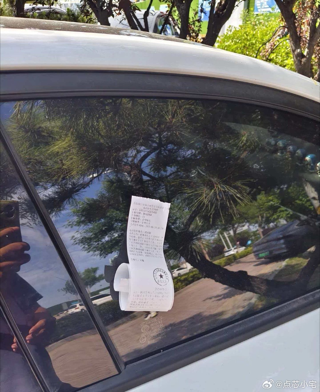 车主违停被贴不干胶直呼方式太粗暴不说别的，青岛这边的罚单还是挺人性化的，基本不留