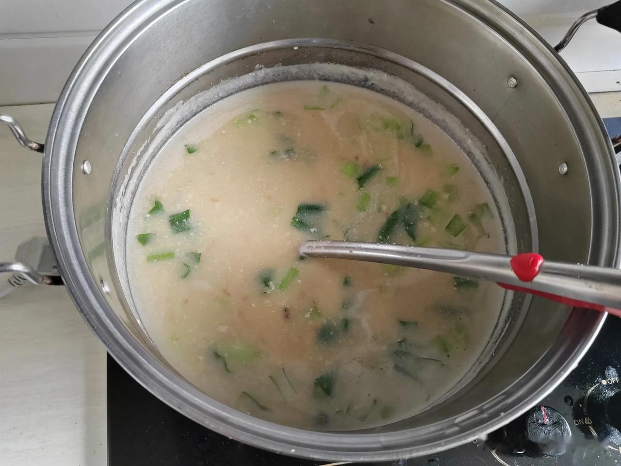 昨天回老家和老妈推碾的时候，老妈说，做玉米糊的时候，加点花生碎（花生用石碾碾碎）