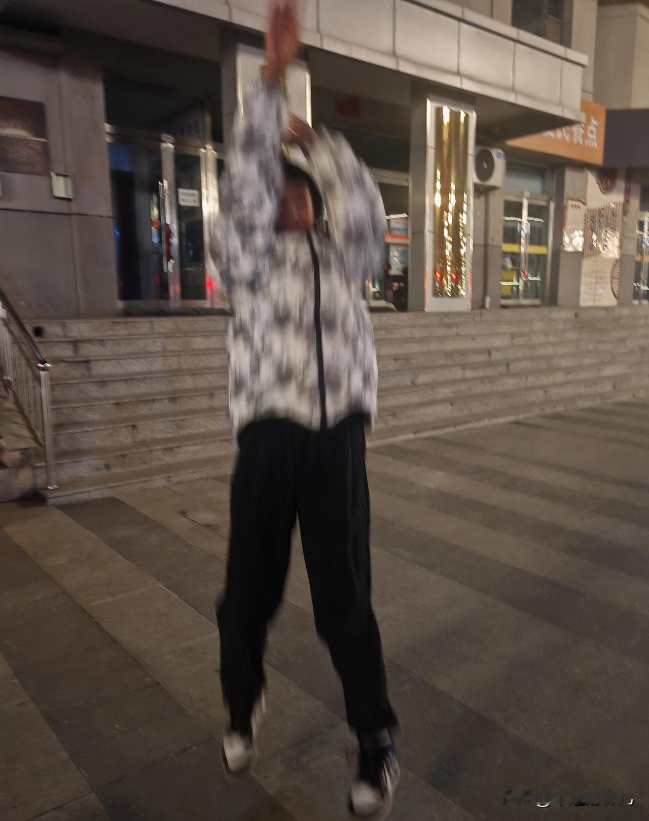 我儿子问我他现在日子都过成啥样啦？
他今年初一，
学费4万5一年，
乱七八糟下来