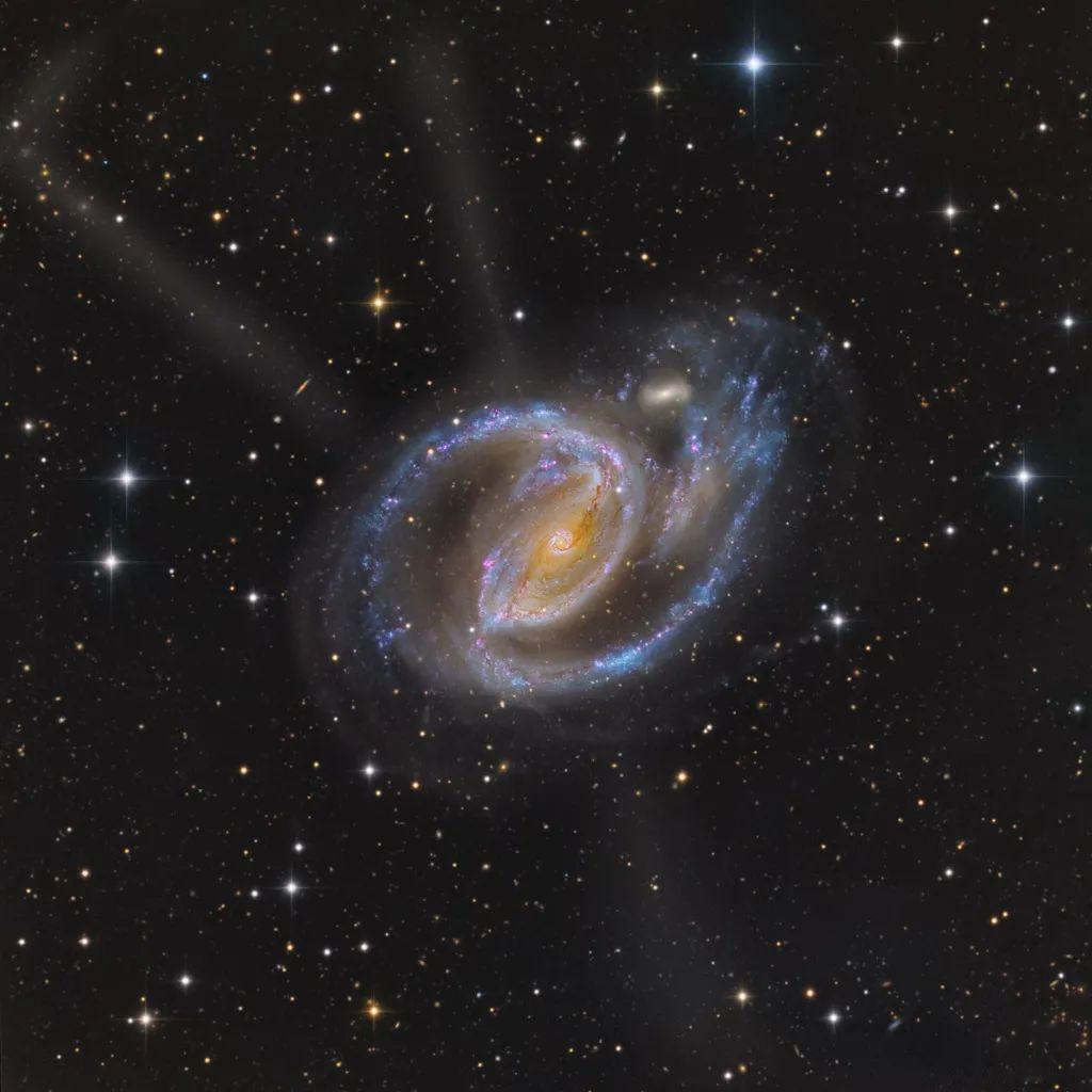 螺旋星系NGC 1097在南方的天空中闪耀着光芒，它位于约 4500 万光年外的