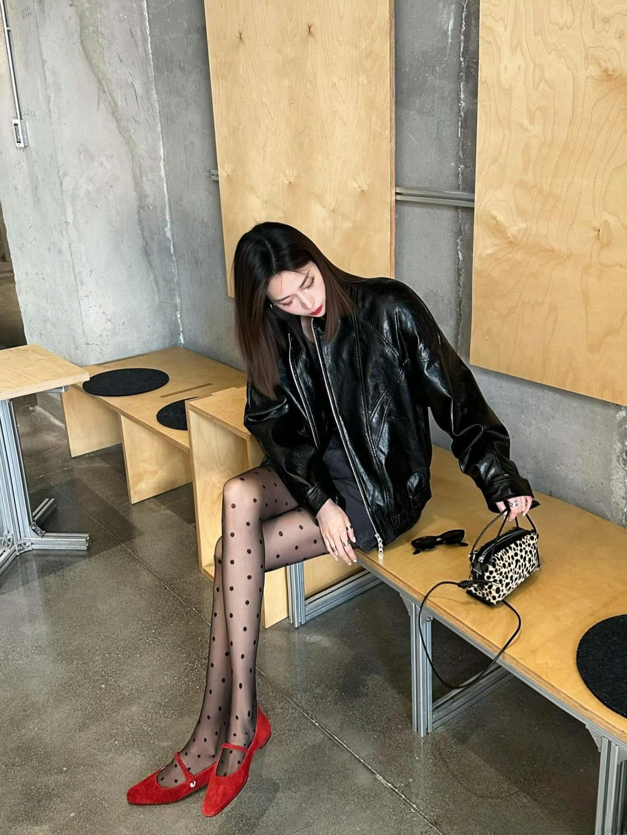 这套是“酷飒甜美的撞色风”穿搭，黑灰基调+亮色细节让造型更有记忆点：
 
- 外