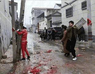 肯定是新郎抢了他的小芳姑娘，同性之间下如此死手多源于横刀夺爱。
那些在背后扔鸡蛋