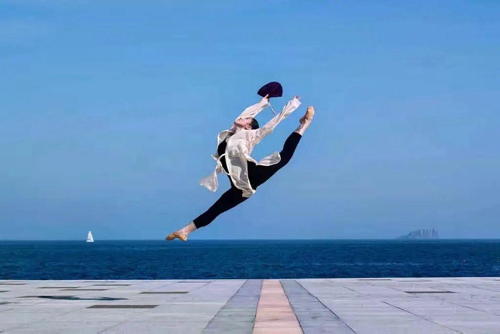 翩翩起舞