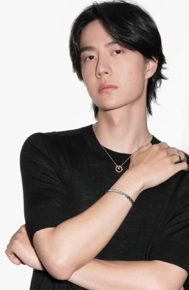 香奈儿把顶奢能给的待遇都给王一博了
全球第一位男星广告大片，头排看秀，臻品珠宝，