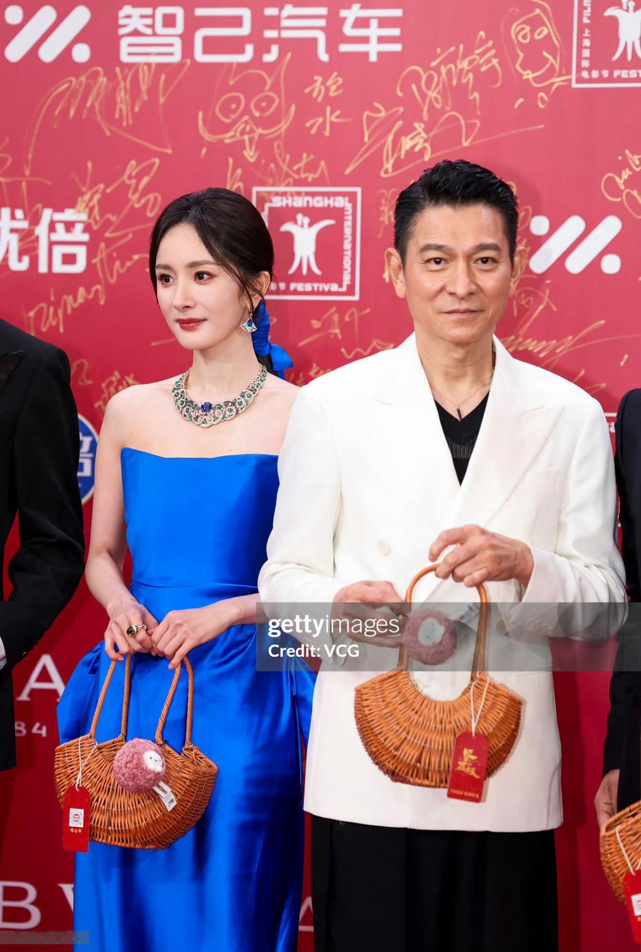 杨幂回应和刘德华挽手走红毯好权威的G社生图！两位实力派电影人一起特别出演长安的荔