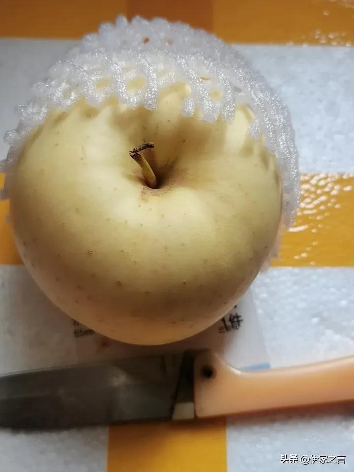 4月1日，星期一。刚给老人喂完苹果。前天临回来的时候，问弟需要带什么，弟说了一种