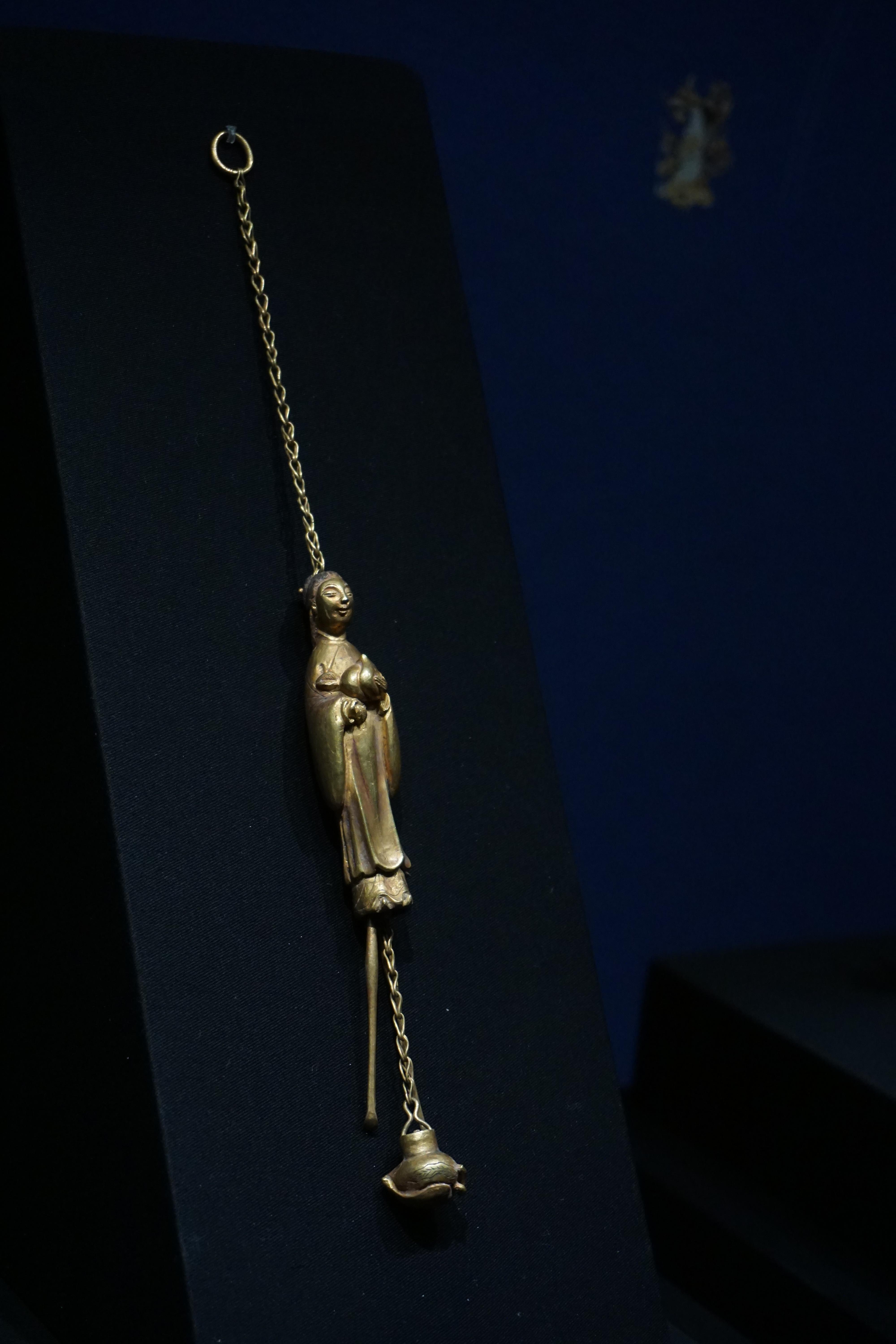 明代兼具实用性与趣味性的代表性“事件”王士琦墓出土捧桃仕女金事件以身作筒，收签挖