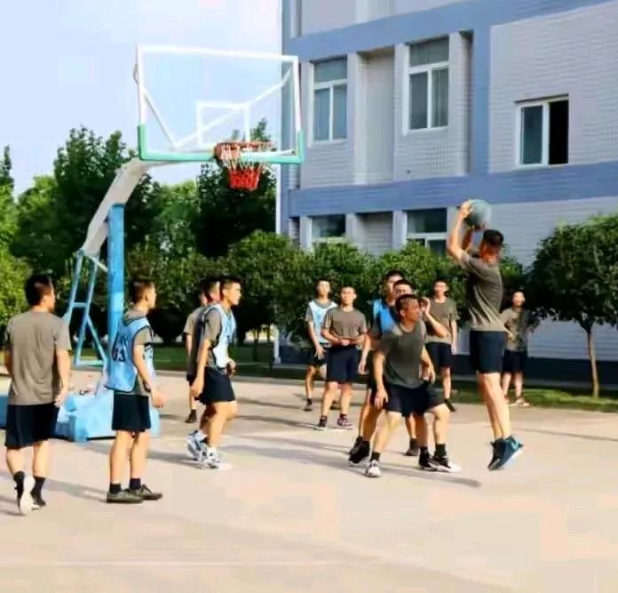 45年前，我的老排长因身体发热，恶心和肚子痛去军区医院检查，经多项检查被确症为肝