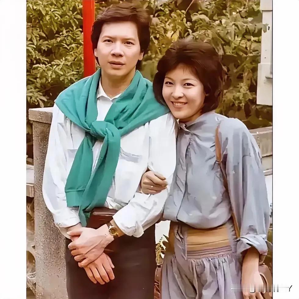 上世纪70年代末，香港，向华强与妻子陈岚的留影旧照，那时候向太满脸幸福！