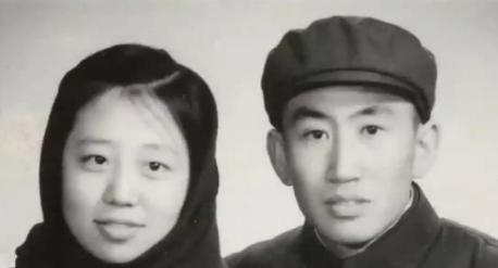 1978年，泥瓦匠张复生娶了女知青乔献华，新婚夜，他发现妻子腰身不对，追问之下，