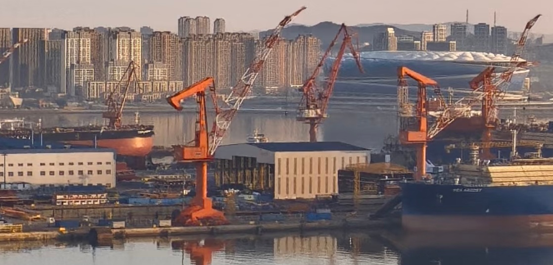 今天的004侧视图 船坞旁的顶棚里又多了很多模块，建造速度真快！图源小红书烽火问