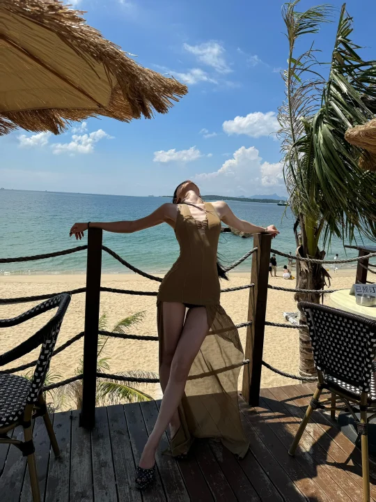 She is mentally still with beach🐚