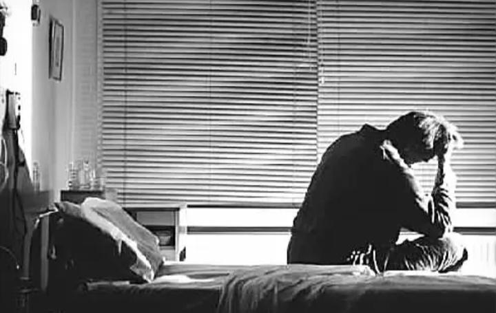 我今年近70岁了，和老伴分居已经多年，感情上并没有裂痕。我还发现左邻右舍的老年人