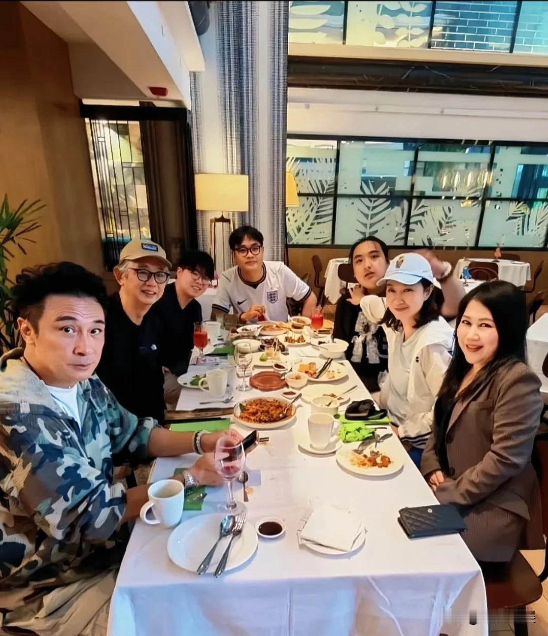 吴镇宇和老婆王丽萍带着儿子费曼，现身新加坡一家酒店和朋友聚餐，瘦瘦的两口子，怎么