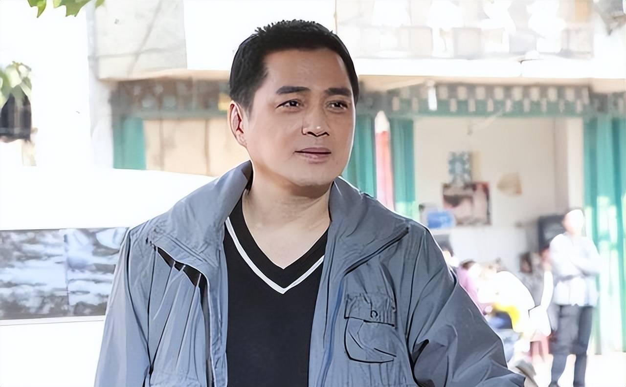 汤镇宗，第一个进入大陆发展的港台明星。那他为什么要到大陆发展？
当年他刚在香港影