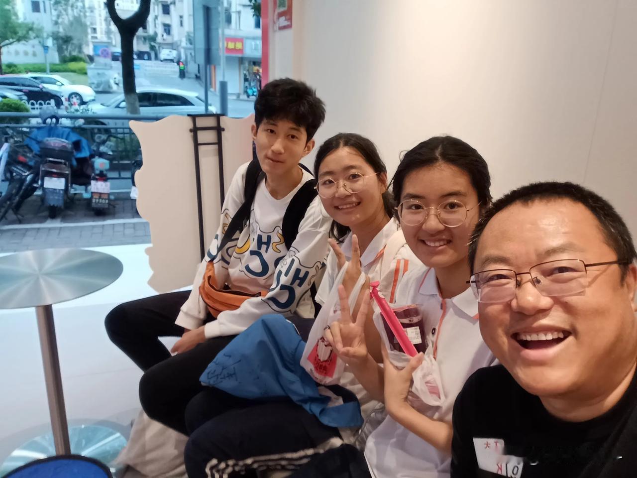 #2024高考加油#
2024年的高考明天如期而至，昨天下午上完课，女儿的学校就