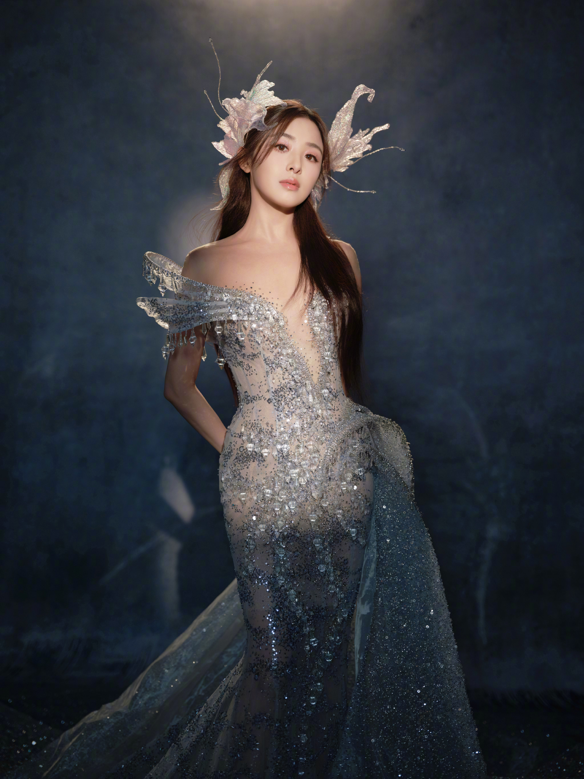 张含韵归韵巡回广州演唱会，蓝纱轻盈，依然是酸酸甜甜的味道。张含韵