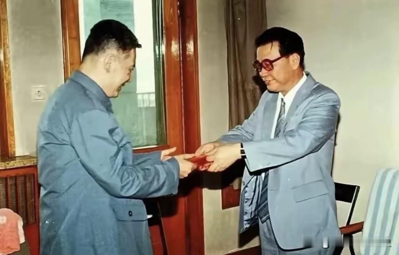 1986年7月17日，解放军总医院的病房里，邓稼先从李鹏同志手中接过全国劳动模范