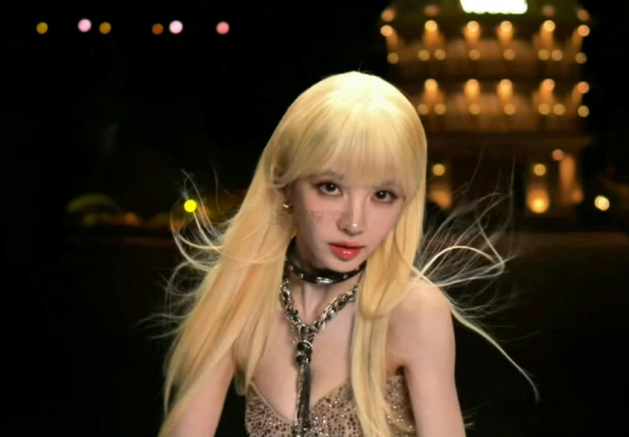 不得不说今晚的田曦薇美的很权威！ ​​​