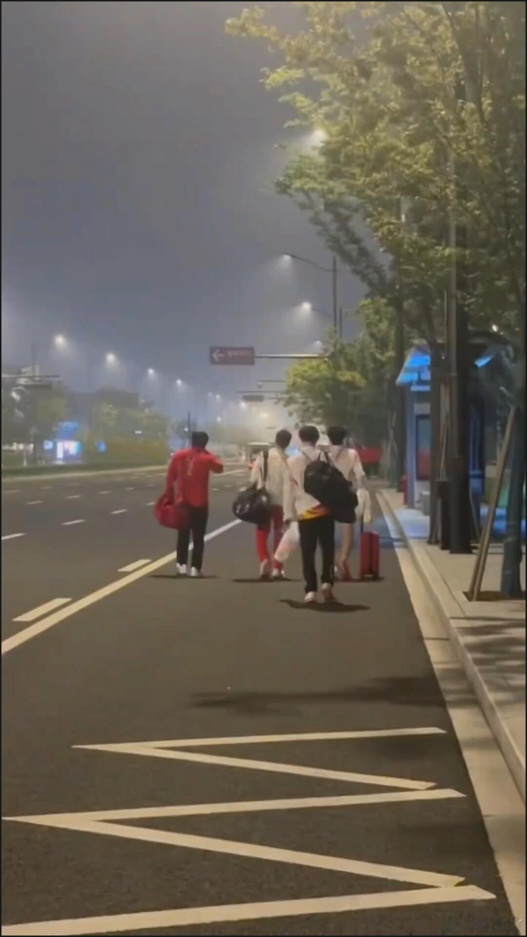 4个人的东京，三个人的巴黎，一个人的洛杉矶 ​​​