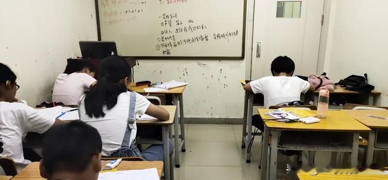 现在孩子大都课外补课，原因挺复杂。家长“怕落后”心态是重要因素。就像自家孩子数学