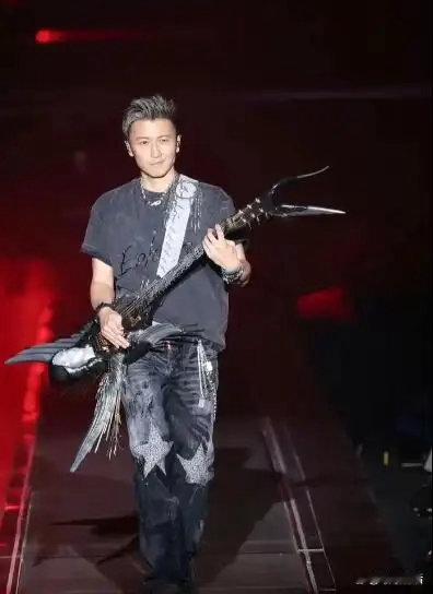 谢霆锋7月25日演唱会照常举办，网友：不是因为敬业，是因为他真的缺钱 