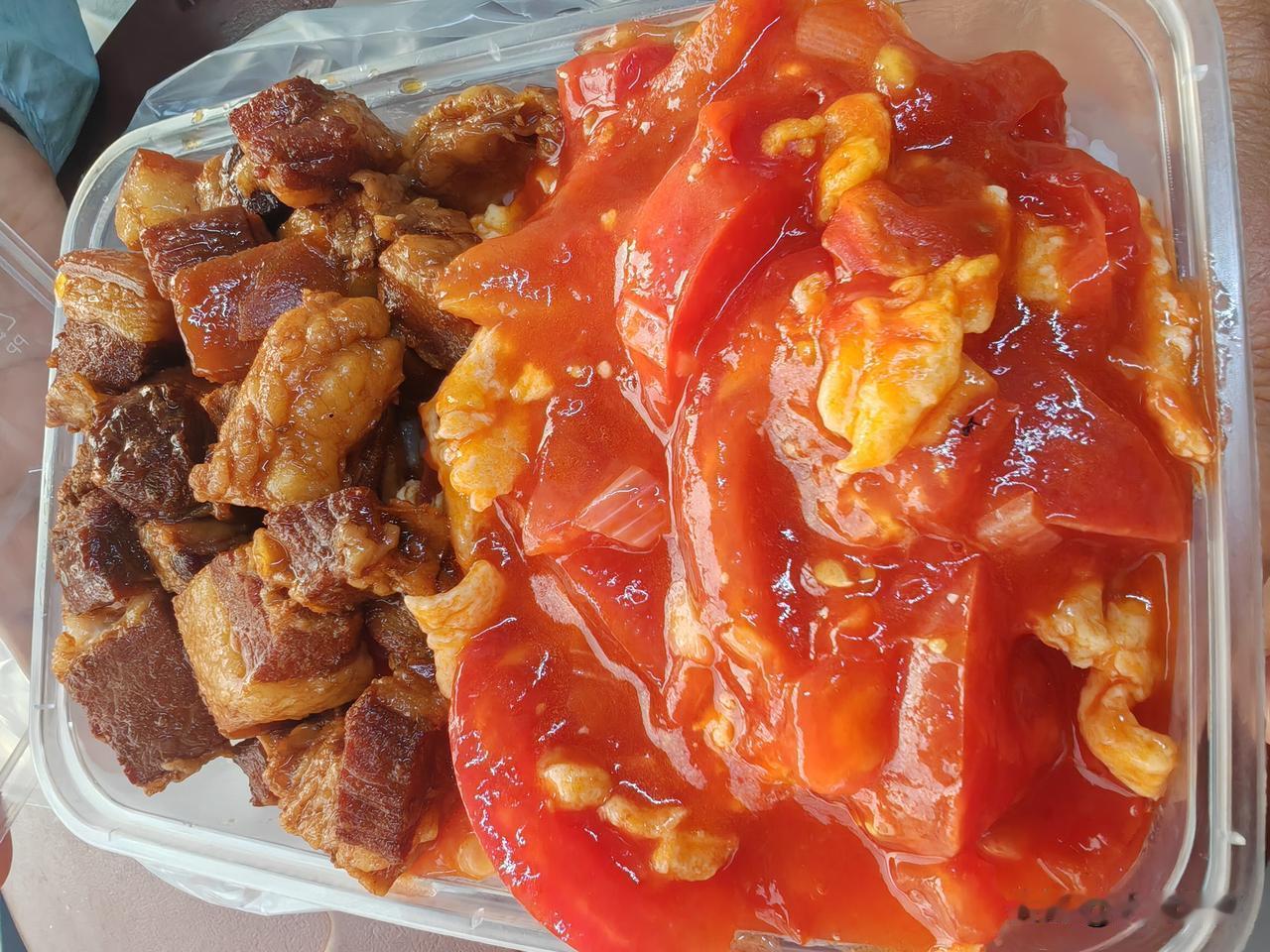 当然好吃了，里面的东北菜都是下饭菜！熘肉段、地三鲜、尖椒干豆腐、酸菜粉吃到撑！