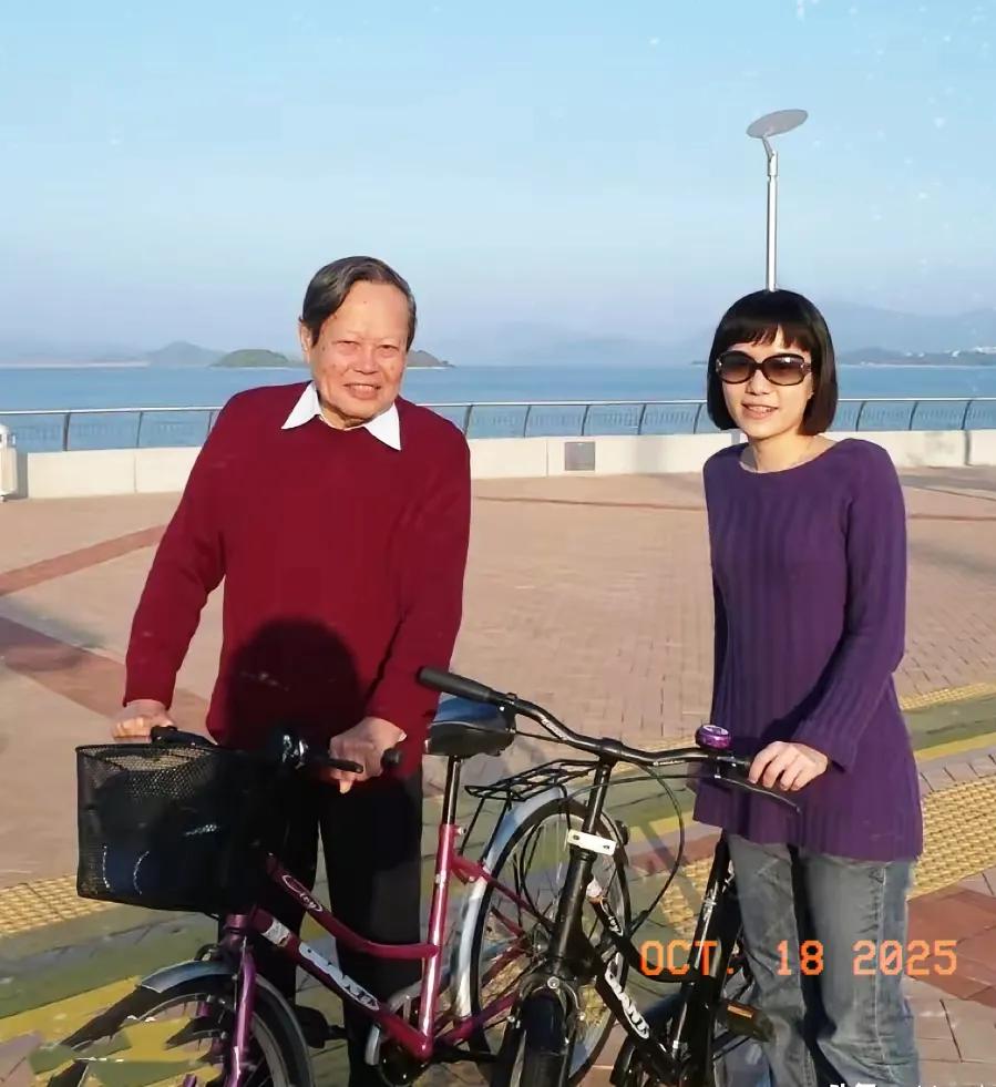 杨振宁老先生的去世
他放心不下的不是他的事业，也不是子女而是他的夫人翁帆，最悲痛