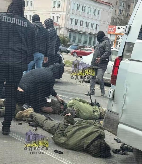 彻底乱套了！乌克兰敖德萨征兵办犯罪团伙，被自家国安局一锅端了！
 
就在4月21