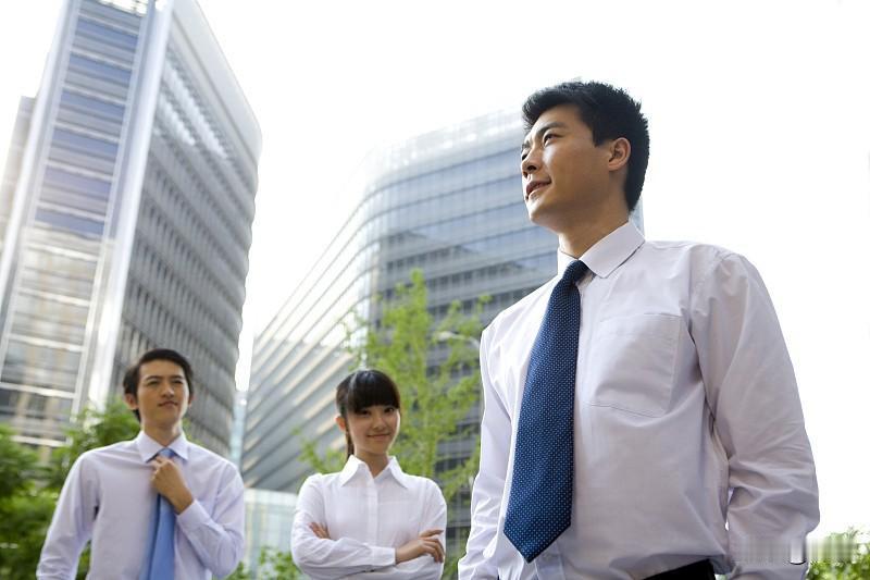 这样的男友，你选哪一个
男一，28岁，身高180厘米，体重70公斤，长相在平均水