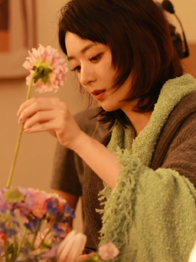 赵丽颖工作室周一你好 携美好前行，与颖相伴，赵丽颖工作室更新美照，气质温婉，治愈