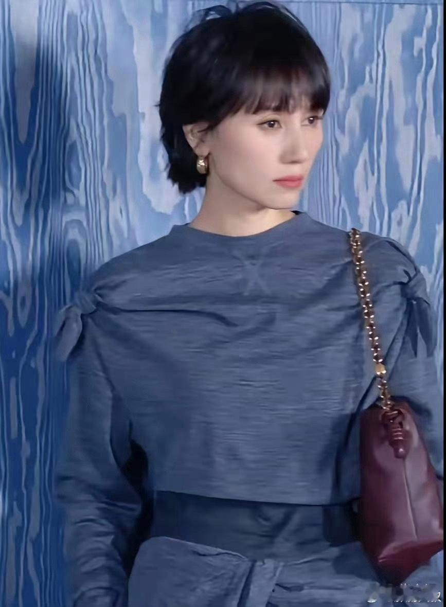 她是怎么做到穿衣不露却高级感满满的，找来找去才知道是袁泉自身的气质 ​​​