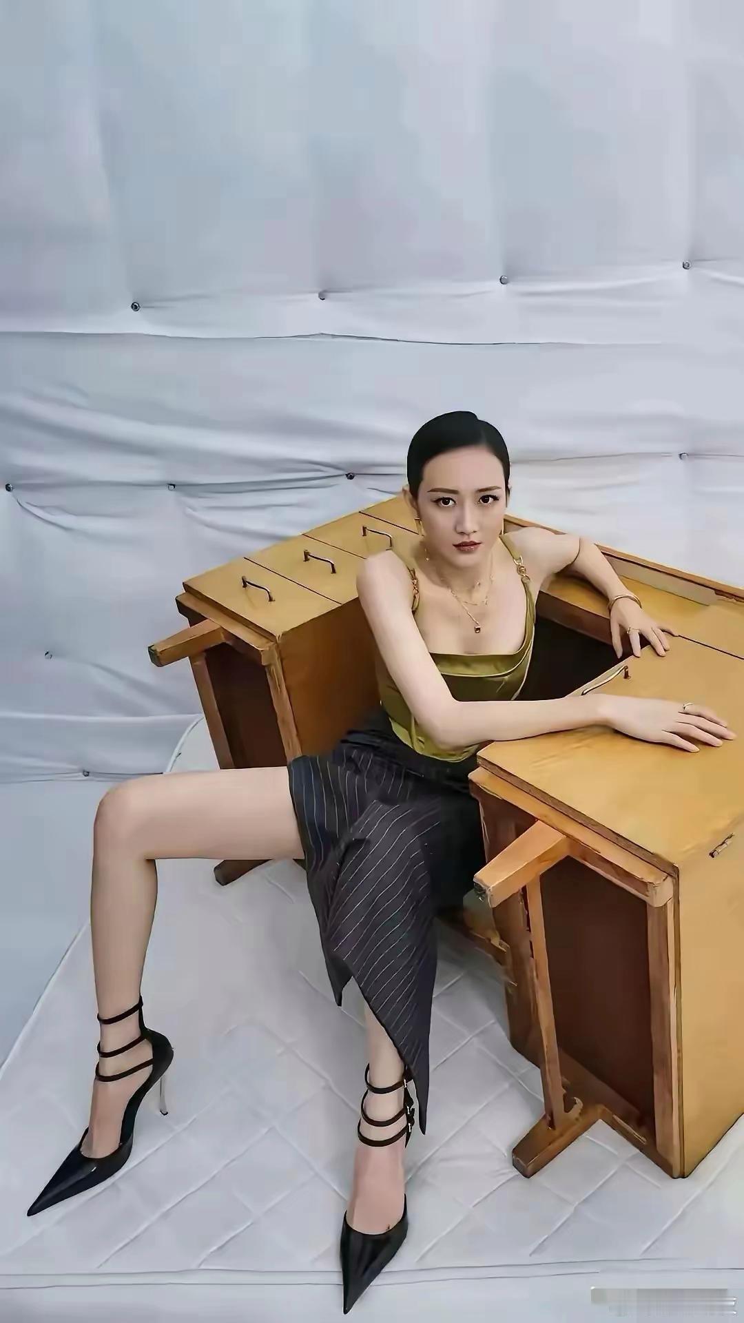 王鸥这姿势，难以言喻。这套破桌子和上下不搭的衣服、乱七八糟的首饰、违 禁 品的鞋