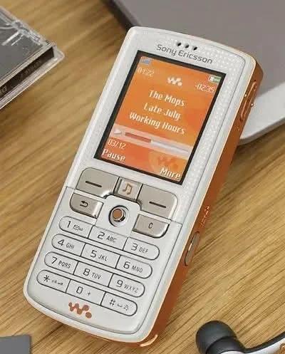2005年，索尼爱立信推出了W800，这是世界上第一款Walkman手机。古董手