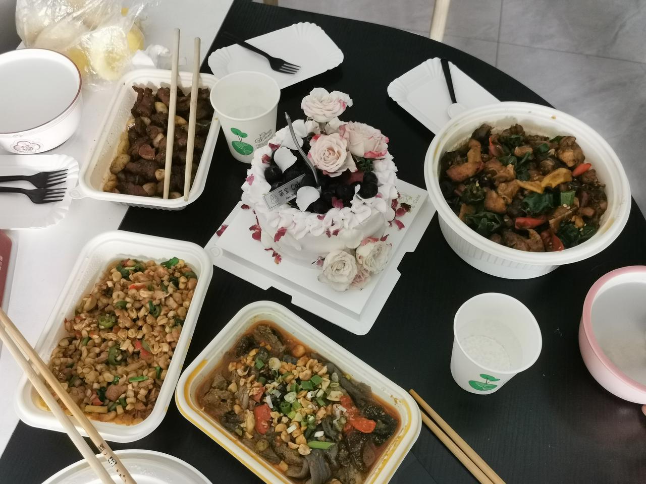 饿了吃点东西吧