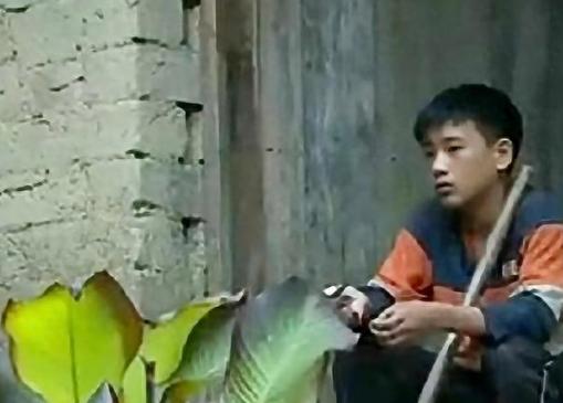 一岁丧父、三岁丧母，707分考入北京大学的男孩，现在怎么样了。
 
麻烦看官老爷