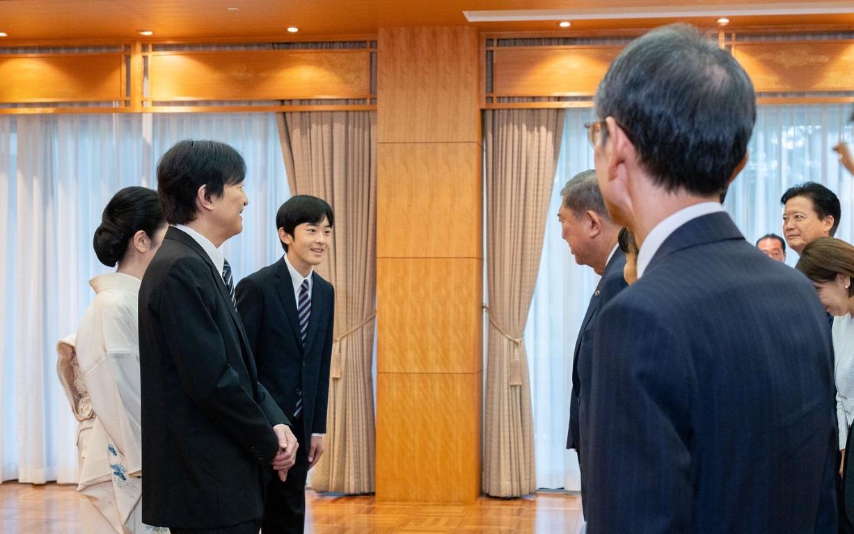 日本首相石破茂受邀吃席，悠仁亲王一脸微笑，十分高兴。
菊花王室，只有男性才有继承