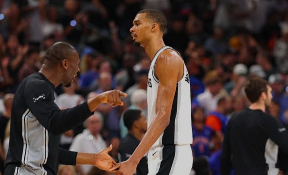 在2026年6月6日的NBA总决赛G2中，马刺队核心文班亚马在末节最后时刻，于双