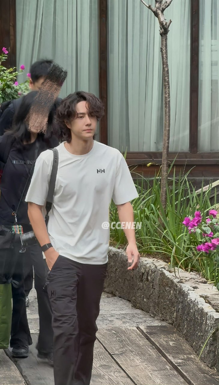 王一博直播上班路透王一博卷毛白t真的好帅啊 王一博卷毛白t ​​​