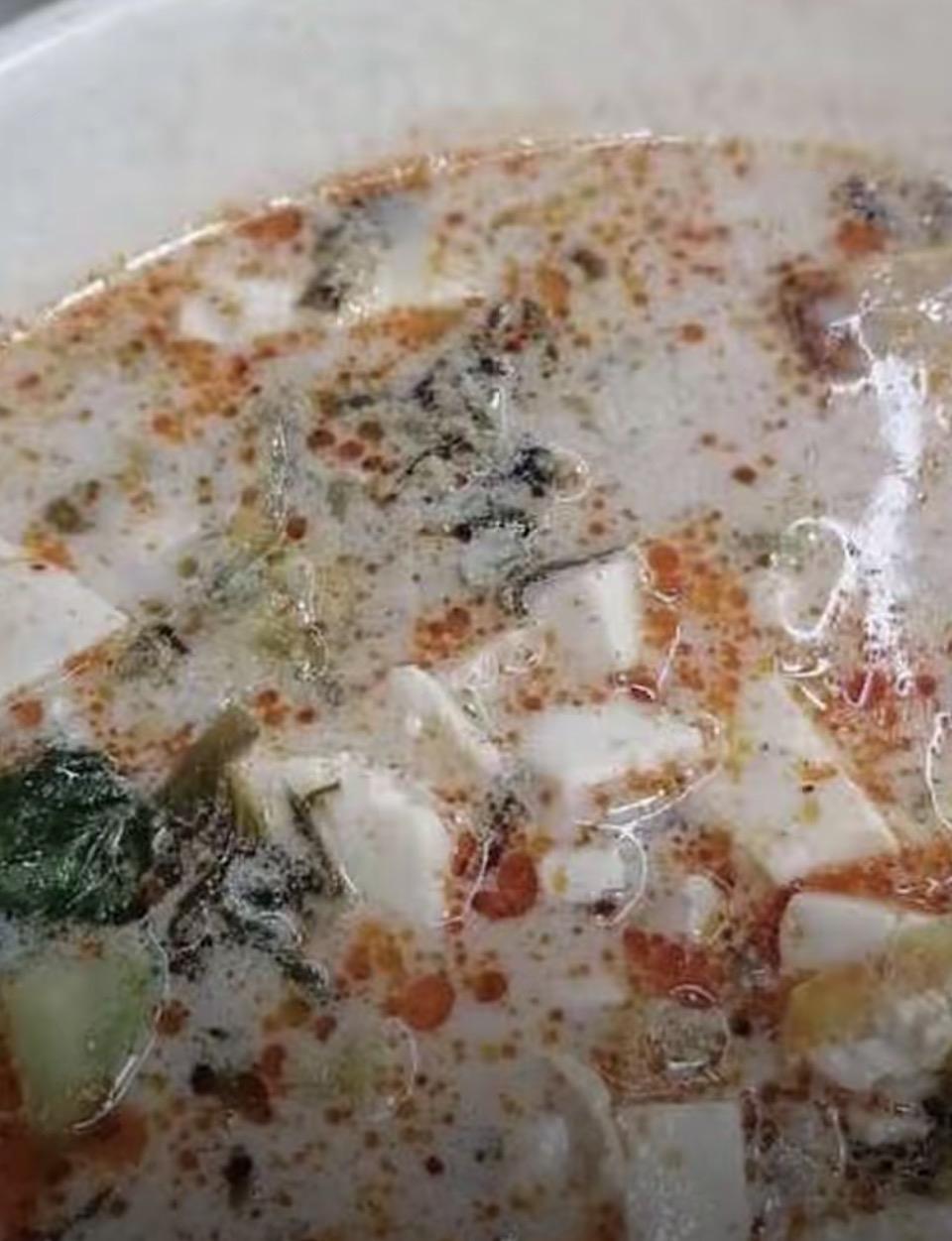 这碗汤看起来有点不太新鲜。但其味道确实不错的