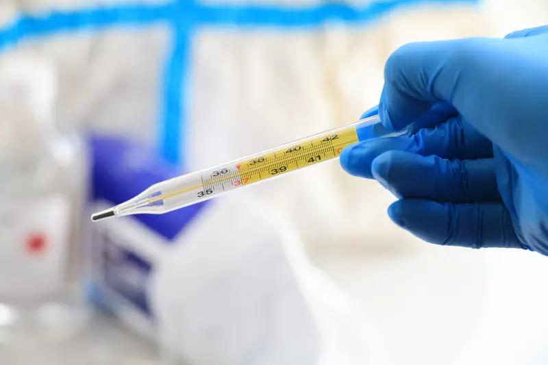 最近甲流肆虐，网上流传黄桃罐头能缓解甲流症状，没想到医生说这还真有道理。
甲流症