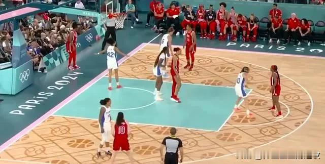 巴黎奥运会最后一场比赛，女子篮球决赛，法国队对阵美国队。为法国队观战助威的观众，