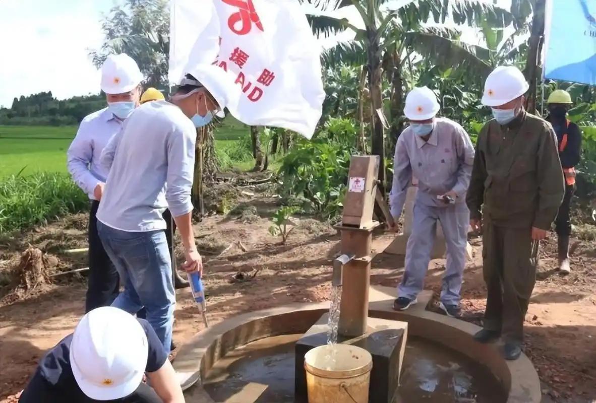 中国援建队伍在几内亚免费帮村里打出清澈的水井，本以为能换来当地人的真心感谢，没想