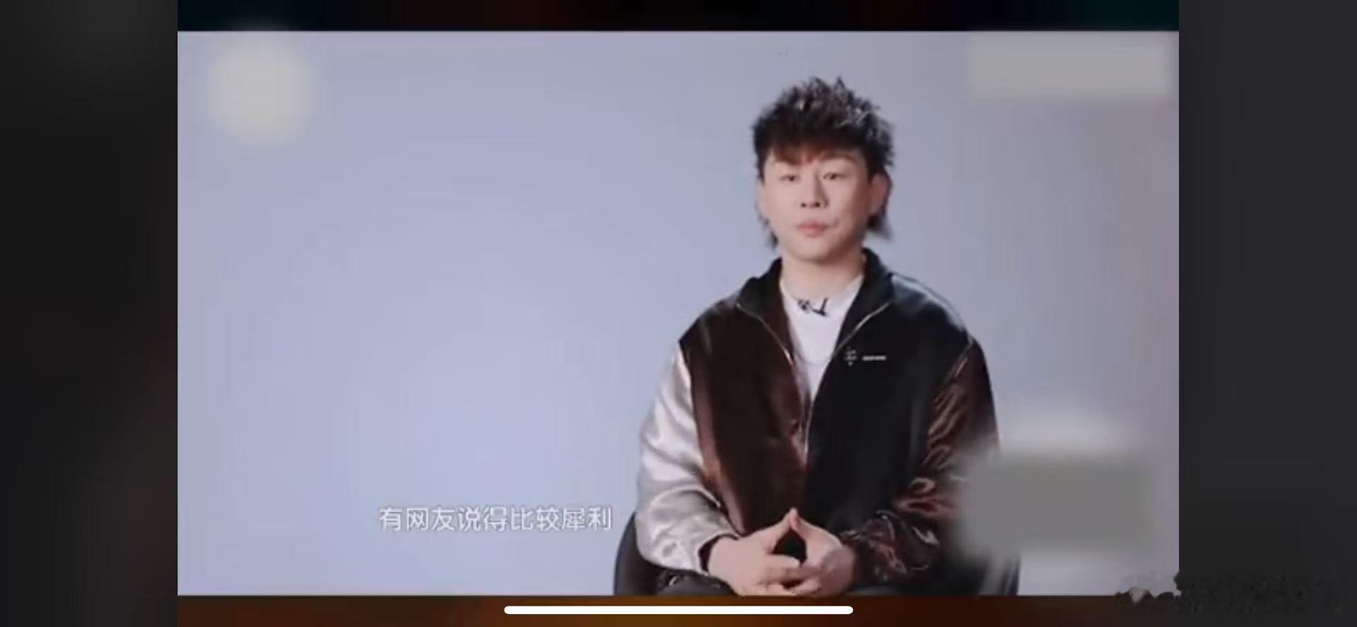歌手直播庙堂之外胡彦斌歌手唱庙堂之外历经世事仍纯粹，身在洪流仍坦荡！胡彦斌把《庙