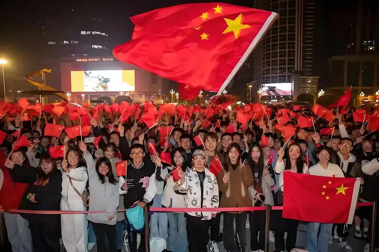 今天四中全会一闭幕，公报里“推进祖国统一大业”这句话直接刷屏了——谁不盼着台湾早